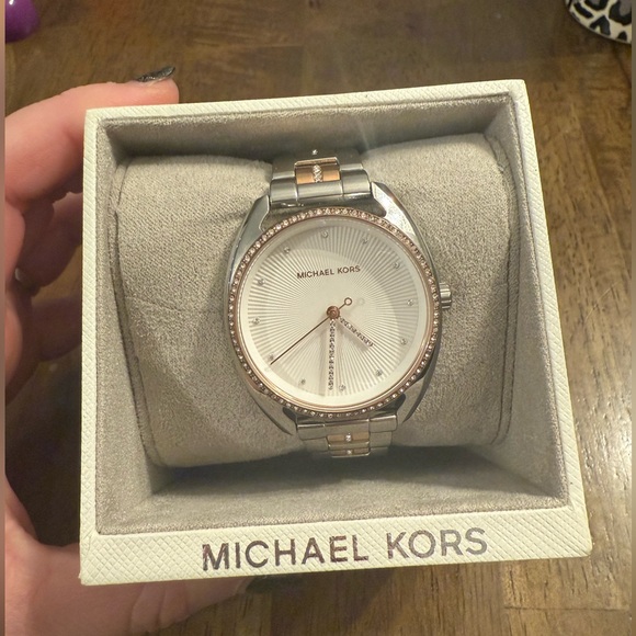 Michael Kors silver watch - Picture 2 of 4